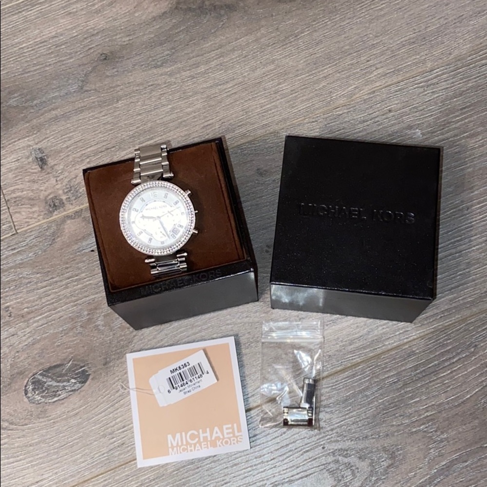 SILVER MICHAEL KORS WATCH